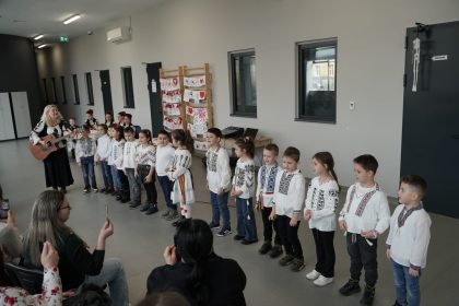 Elevii din Medias program artistic de Dragobete scenete si melodii traditionale romanesti foto