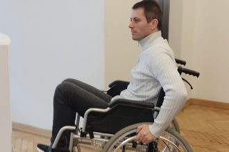 La 41 de ani imobilizat intr un scaun cu rotile un sibian are nevoie de 61000 de euro pentru transplant video