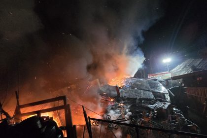 Locuinta din Darolos in flacari foto