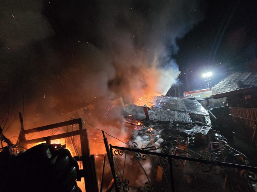 Locuinta din Darolos in flacari foto