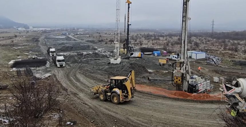 Lucrari intense pe A13 Sibiu Fagaras 300 de muncitori participa la construirea unui nod rutier complex video