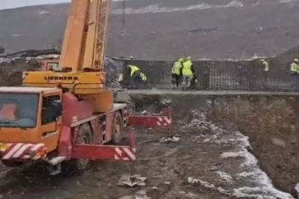 Lucrari intense pe tronsonul 2 al autostrazzii Sibiu Fagaras se lucreaza din greu chiar si in conditii de iarna video