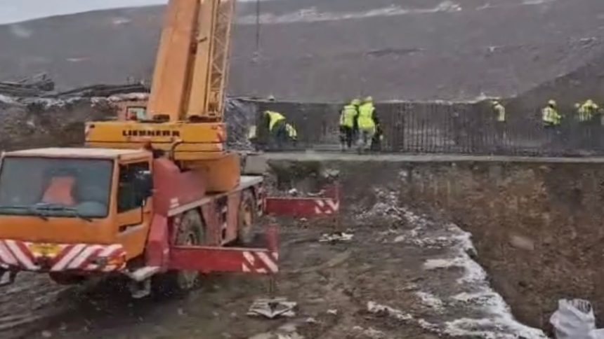 Lucrari intense pe tronsonul 2 al autostrazzii Sibiu Fagaras se lucreaza din greu chiar si in conditii de iarna video