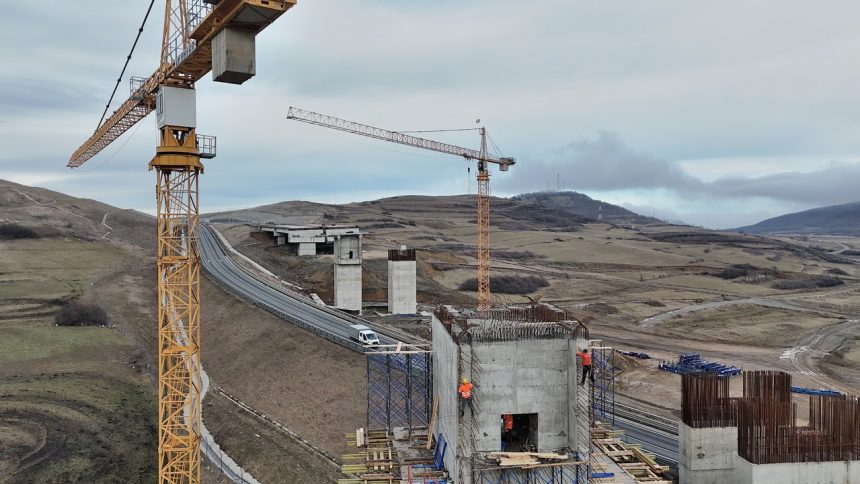 Lucrari reluate pe un tronson important al autostrazii Sibiu Pitestiu Guvernul a adoptat o OUG