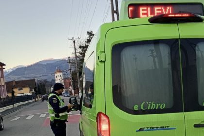 Microbuze scolare controlate in intreg judetul Sibiu politia a aplicat amenzi si a suspendat un permis de conducere