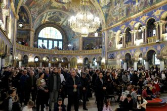 Mii de credinciosi la Duminica Infricosatoarei Judecati la Catedrala Mitropolitana din Sibiu fotografie