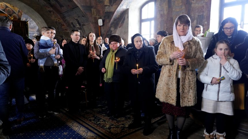 Mitropolitul Ardealului la Sibiel Duminica Indurarii a reunit un numar mare de credinciosi foto