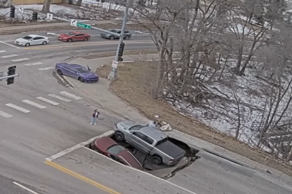 Moment dramatic Drumul s a prabusit sub doua masini oprite la semafor video