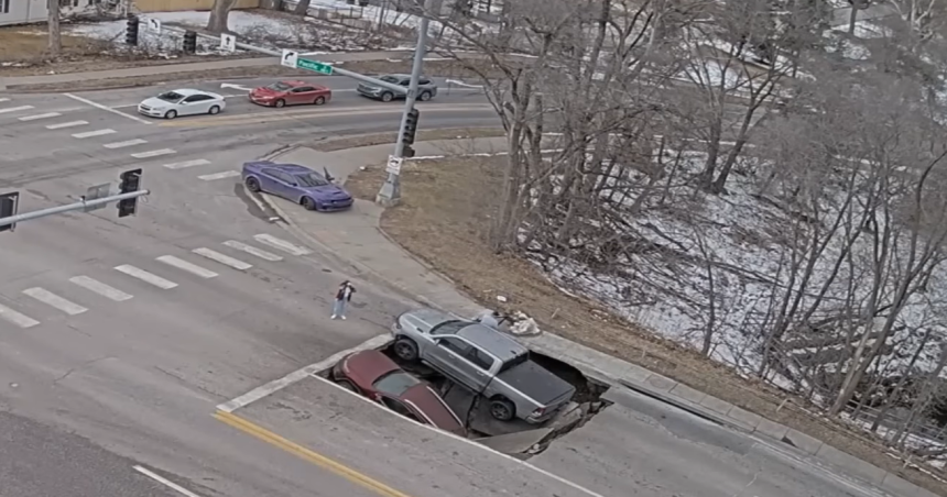 Moment dramatic soseaua s a prabusit sub doua masini oprite la semafor video