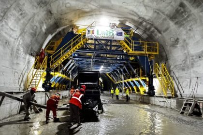 Ninsoarea si viscolul nu stopeaza lucrarile pe A1 sute de muncitori mobilizati la Tunelurile Margina