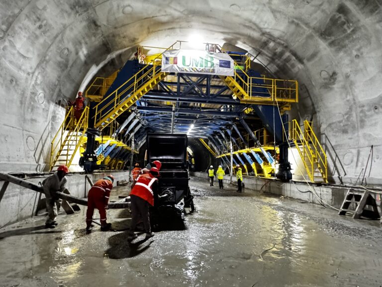 Ninsoarea si viscolul nu stopeaza lucrarile pe A1 sute de muncitori mobilizati la Tunelurile Margina