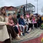 O frumoasa poveste din Sibiu o tanara invatatoare le preda copiilor semnificatia iubirii si respectului