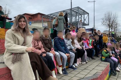 O frumoasa poveste din Sibiu o tanara invatatoare le preda copiilor semnificatia iubirii si respectului