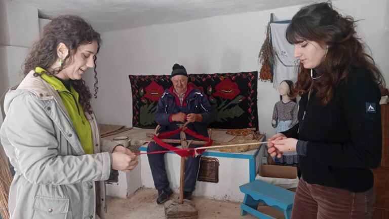Primavera debuteaza la Muzeul ASTRA atelier de martisoare inspirate de ucrainenii din Letea