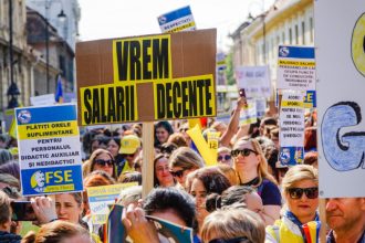 Profesorii universitari protesteaza la Prefectura din Sibiu au solicitat autorizatie de la Primarie