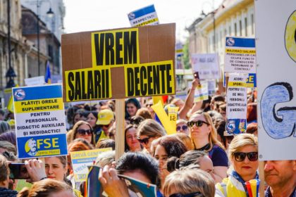 Profesorii universitari protesteaza la Prefectura din Sibiu au solicitat autorizatie de la Primarie