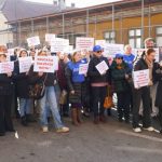 Profesorii universitari si studentii de la ULBS au protestat in fata prefecturii din Sibiu Nu cerem favoruri