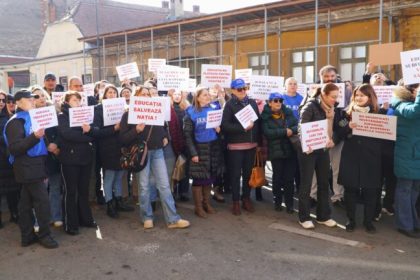 Profesorii universitari si studentii de la ULBS au protestat in fata prefecturii din Sibiu Nu cerem favoruri