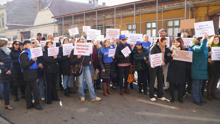 Profesorii universitari si studentii de la ULBS au protestat in fata prefecturii din Sibiu Nu cerem favoruri