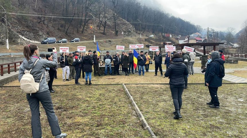 Protest intr o localitate de pe Valea Oltului din cauza lucrarilor la autostrada Sibiu Pitesti Utilajele ne distrug casele