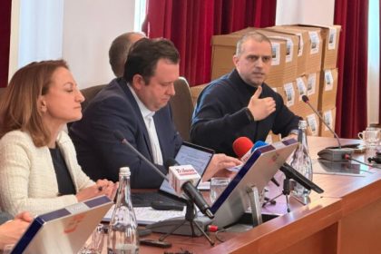 Scandal la dezbaterea despre noul spital judetean din Sibiu Deputatul PSD Bogdan Trif a parasit masa discutiilor video