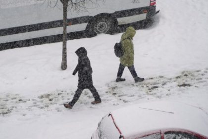 Se raceste vremea meteorologii preved ninsori si vant intens