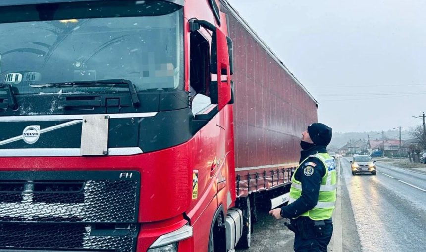 Soferii de autobuze si camioane opriti in Sibiu poliia a aplicat aproape 600 de sanctiuni foto