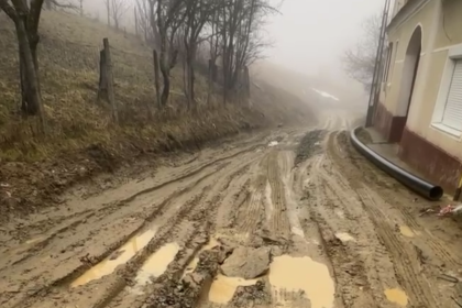 Strada simila ra cu cea dupa un bombardament si familii blocate in noroi la Poiana Sibiului Ase e de 20 de ani