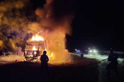 TIR in flacari pe Valea Oltului a luat foc in parcarea unui popas turistic