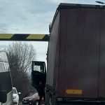 TIR prins sub limitatorul de inaltime pe strada Viitorului din Sibiu