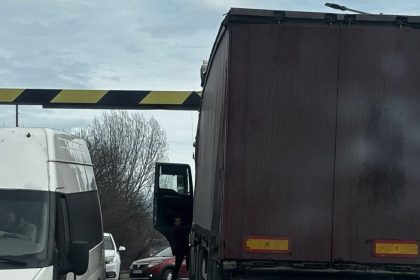 TIR prins sub limitatorul de inaltime pe strada Viitorului din Sibiu