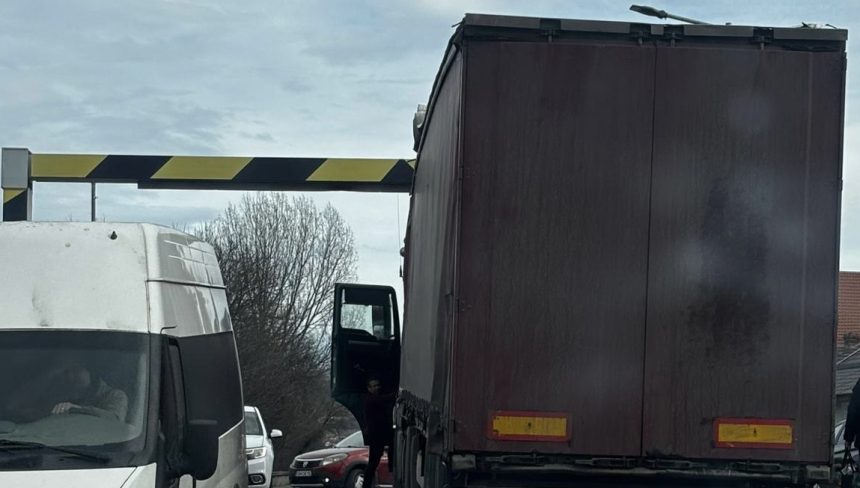 TIR prins sub limitatorul de inaltime pe strada Viitorului din Sibiu