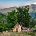 Tara Colibelor din Rau Sadului prinde contur cinci colibe sunt deja restaurate iar a sasea este in lucru video