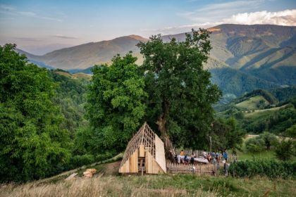 Tara Colibelor din Rau Sadului prinde contur cinci colibe sunt deja restaurate iar a sasea este in lucru video