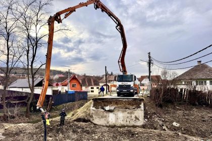 Trafic deviat in Apoldu de Jos vechiul pod a fost demolat si incepe construcia unui nou pod modern