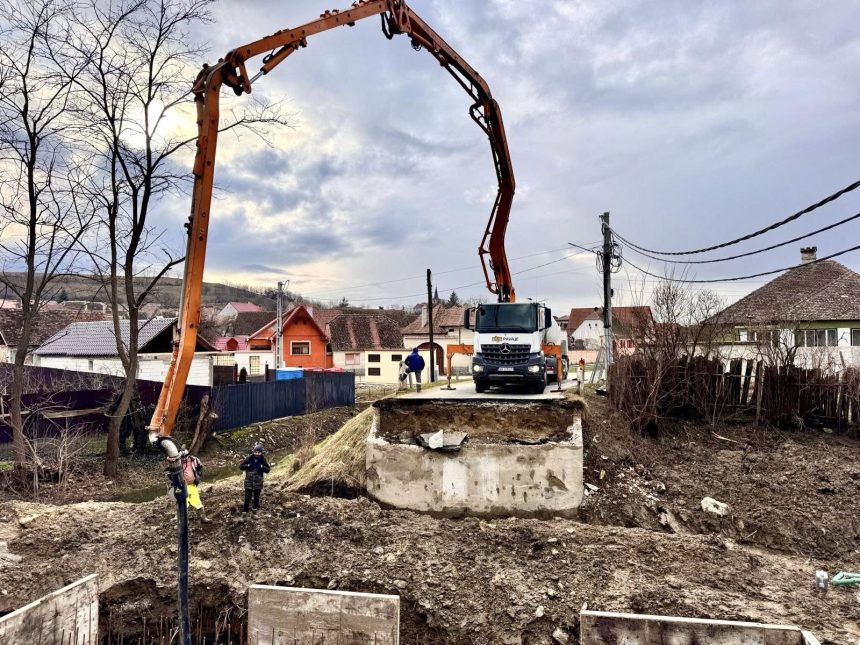 Trafic deviat in Apoldu de Jos vechiul pod a fost demolat si incepe construcia unui nou pod modern