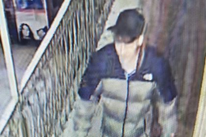 Trei tineri identificati in cazul vandalizarii pardoselii unui imobil istoric din centrul Sibiului vor fi sanctionati