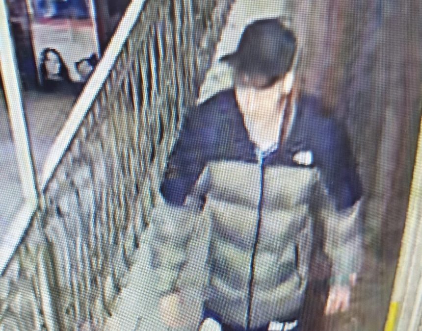 Trei tineri identificati in cazul vandalizarii pardoselii unui imobil istoric din centrul Sibiului vor fi sanctionati