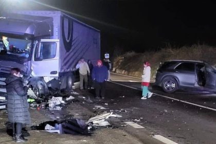 accident grav intre Ramnicu Valcea si Sibiu coliziune frontala intre un TIR si o masina foto