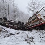 camion incarcat cu lemne cazut intr o prapastie in zona gura raului soferul a surviveuit