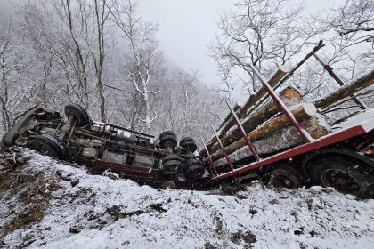 camion incarcat cu lemne cazut intr o prapastie in zona gura raului soferul a surviveuit