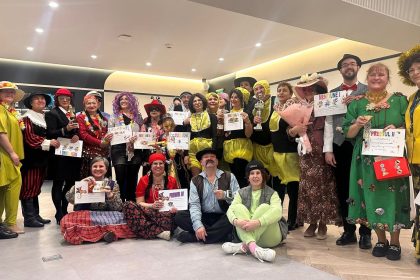 carnavalul din cisnadie la aniversare printese cavaleri si bebelusi la 80 de ani costumele premiate o pereche de palestinieni video