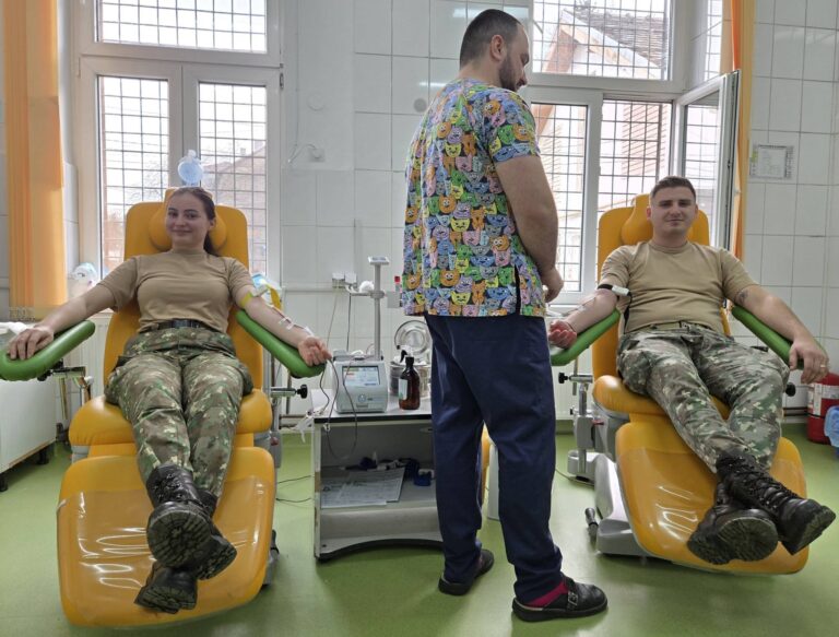 gest remarcabil soldatii bazei 2 logistica selimbar au donat sange foto