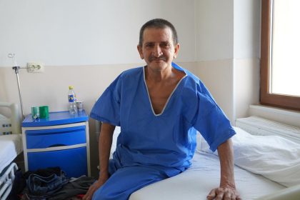 gest umanitar la spitalul judetean sibiu pacient fara venituri operat gratuit de cataracta