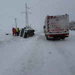 peste 100 de persoane blocate in masini din cauza ninsorii drumuri inchise si mii de oameni fara electricitate video