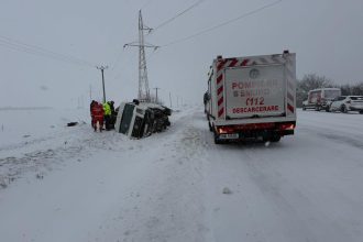 peste 100 de persoane blocate in masini din cauza ninsorii drumuri inchise si mii de oameni fara electricitate video