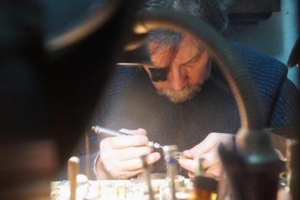 povestea ceasornicarului care timp de peste doua decenii s a ingrijit de ceasul din turnul sfatului albert nu ma vad facand altceva video