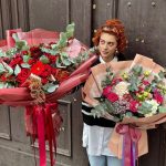 trendurile de pe instagram transforma buchetele din sibiu pentru 1 si 8 martie trandafirii sunt pe primul loc dar freziile castiga rapid teren