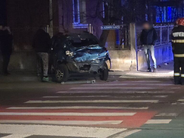 Accident pe Calea Dumbravii o masina a intrat intr un gard video foto