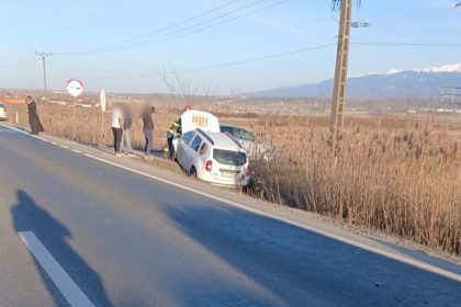Accident pe DN1 in apropiere de Bradu doua automobile implicate foto